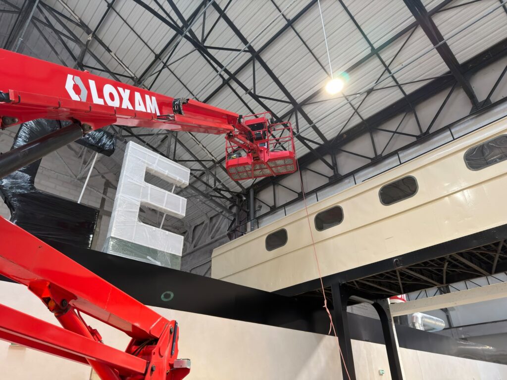 Nacelle en hauteur au niveau des poutres métalliques du futur musée maritime au Dock Vauban.